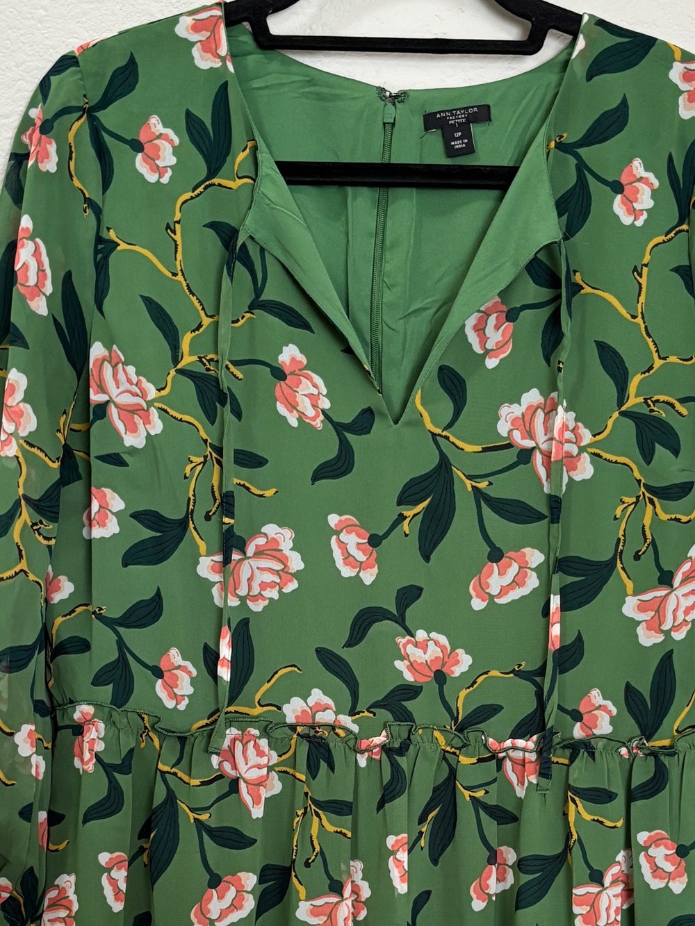 Ann Taylor Factory Green Floral Tie Neck Tiered Long Sleeve Dress Size 12 Petite - Picture 3 of 5